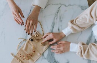 De ultieme gids voor styling van gouden sieraden