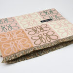 Bruine sjaal met franjes en patronen