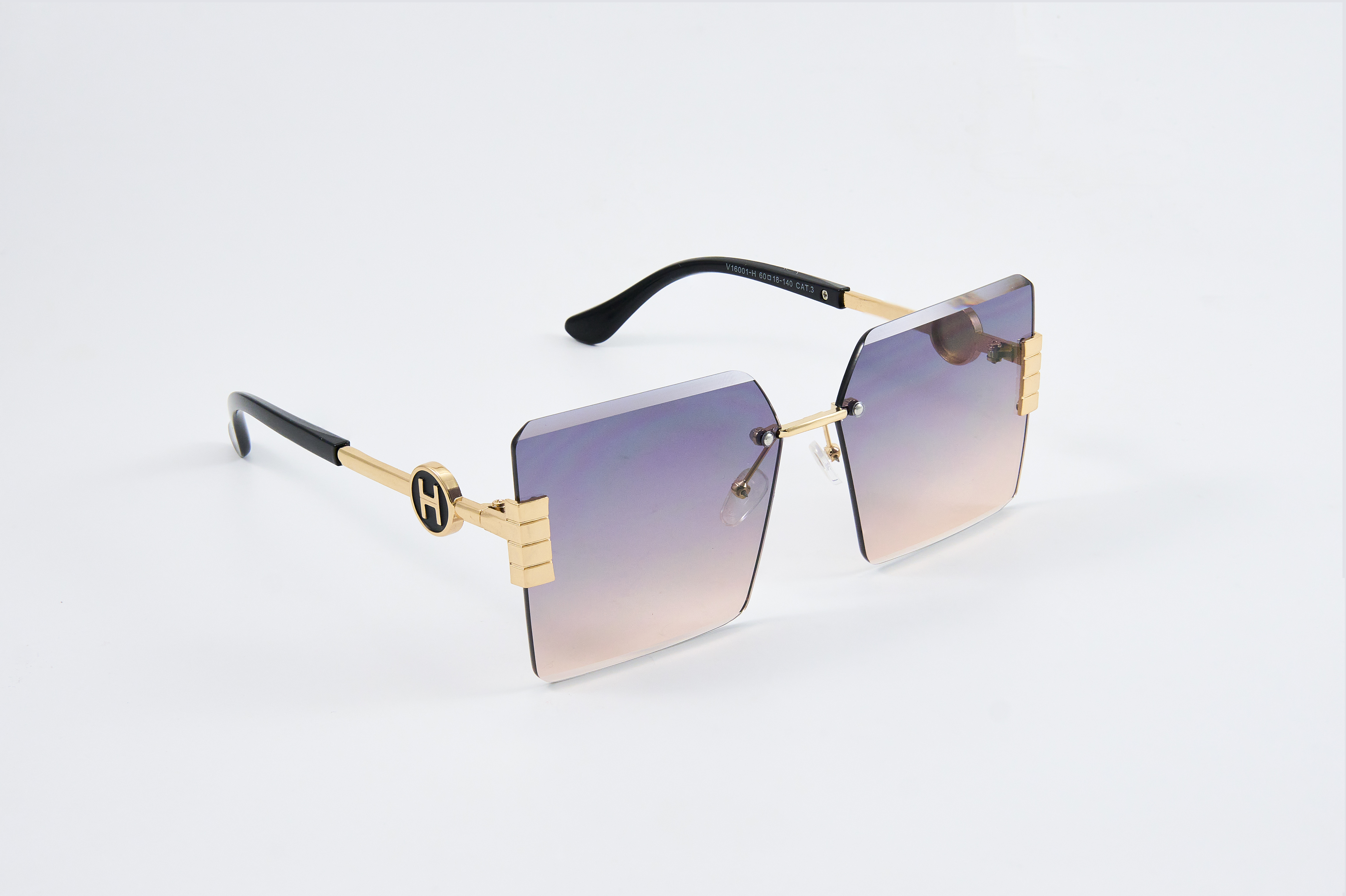 Glam Reflection – Spiegelende oversized zonnebril met gouden accenten