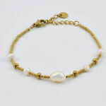 Gouden armband met een centrale parel en fijne schakels