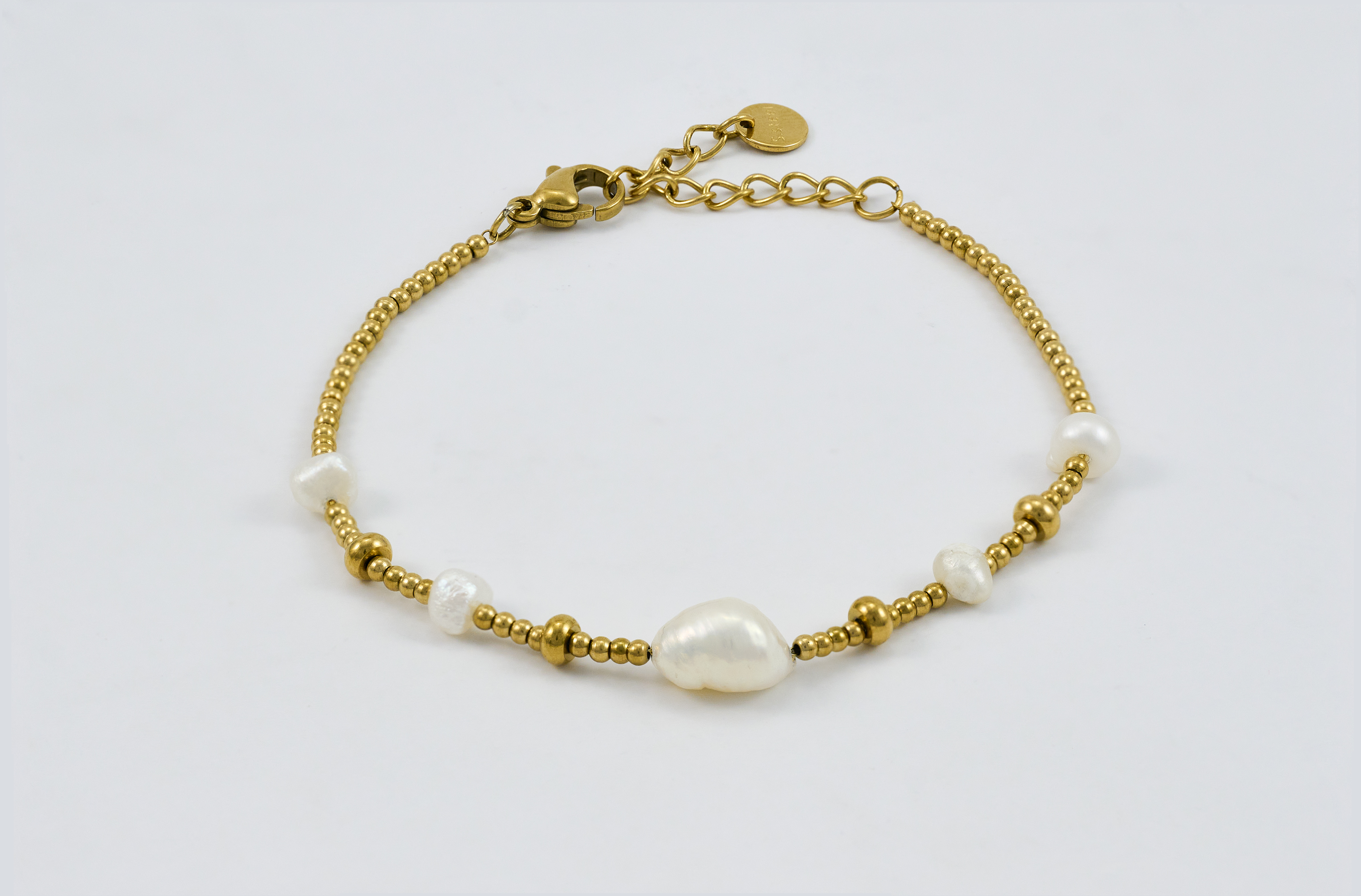 Gouden armband met een centrale parel en fijne schakels