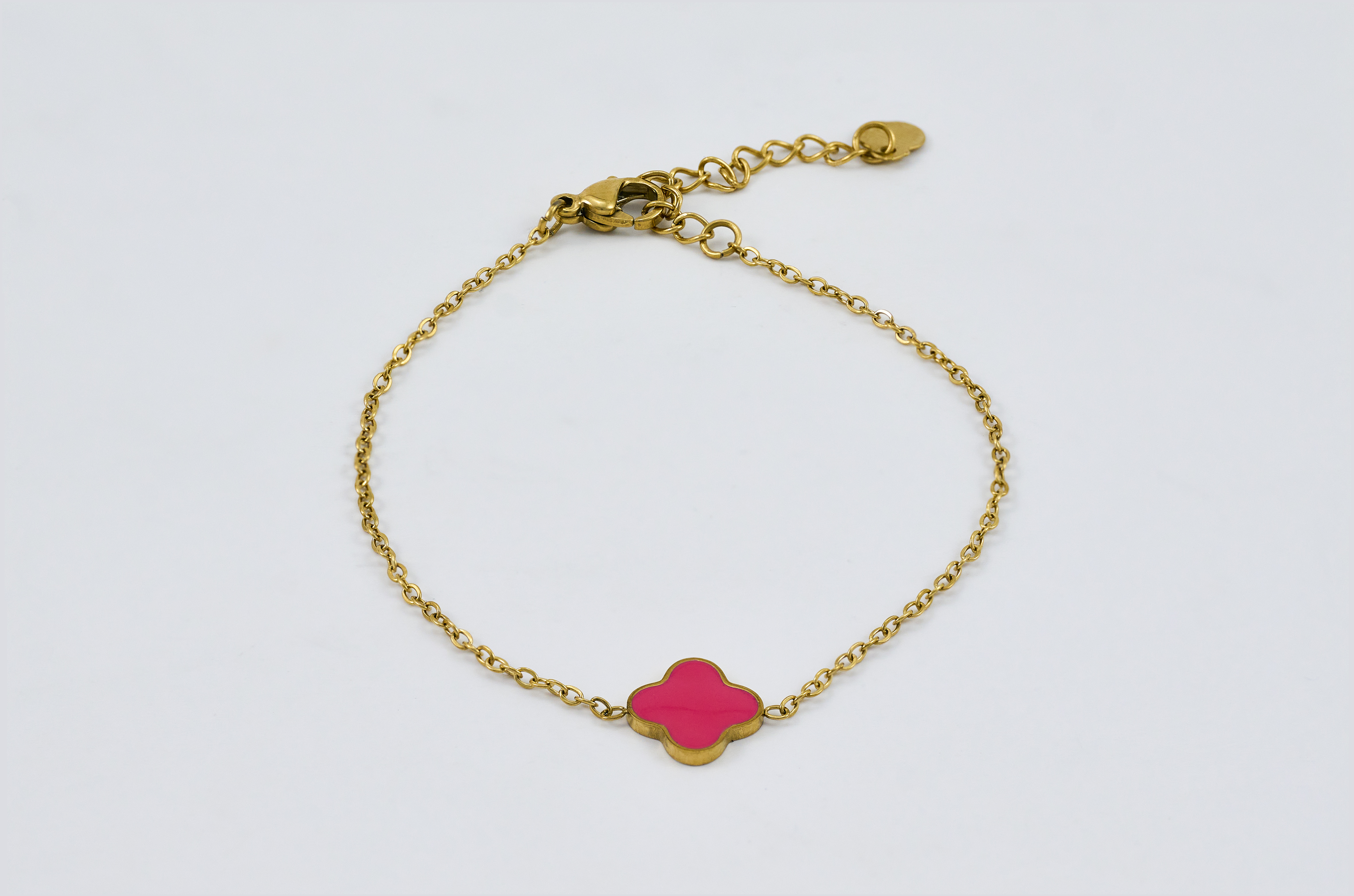 Gouden armband met een rood kristal en verfijnde schakels