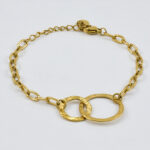 Gouden armband met grotere schakels en speelse vormen