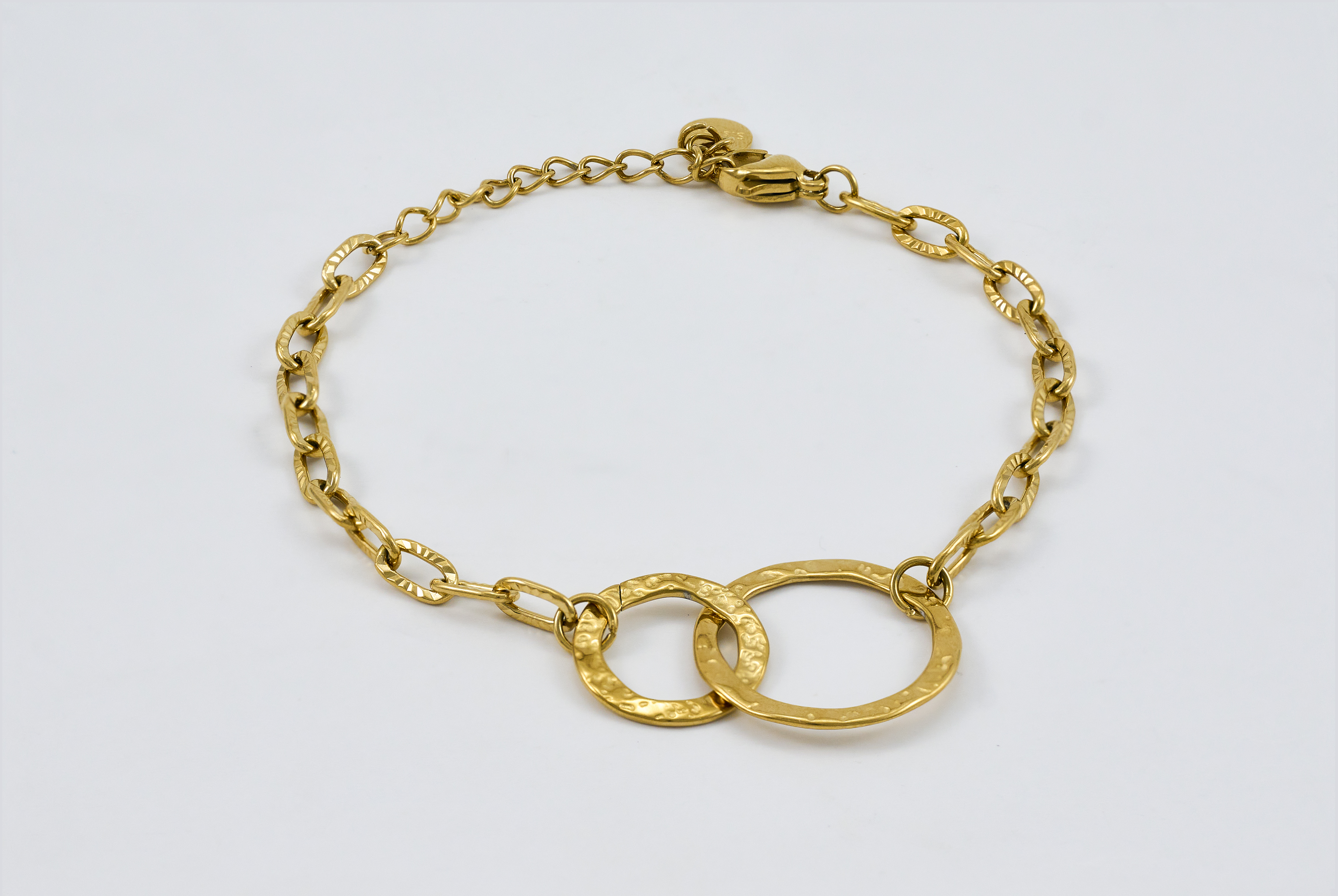 Gouden armband met grotere schakels en speelse vormen