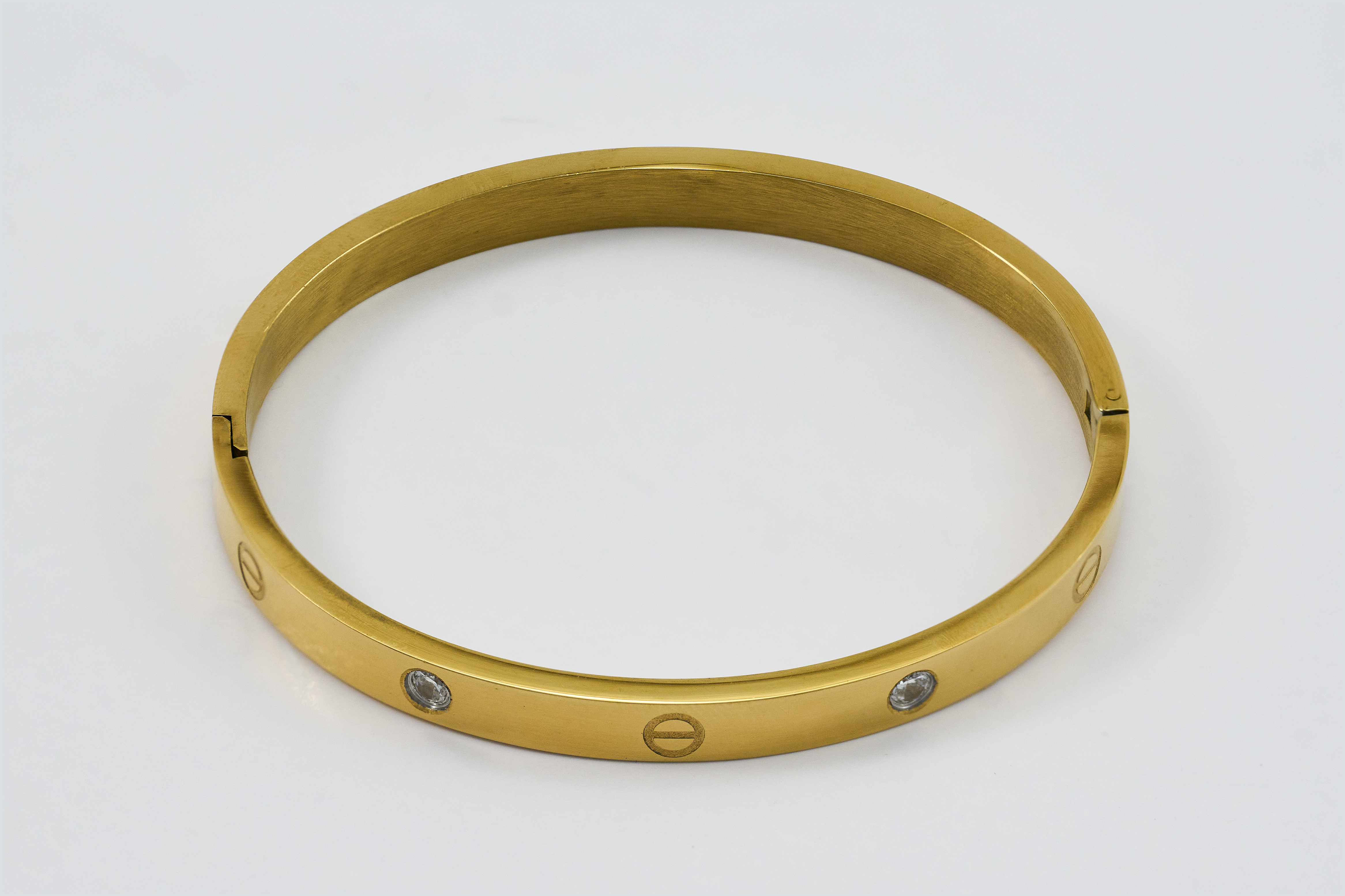 Gouden armband met ingelegde kristallen en open design