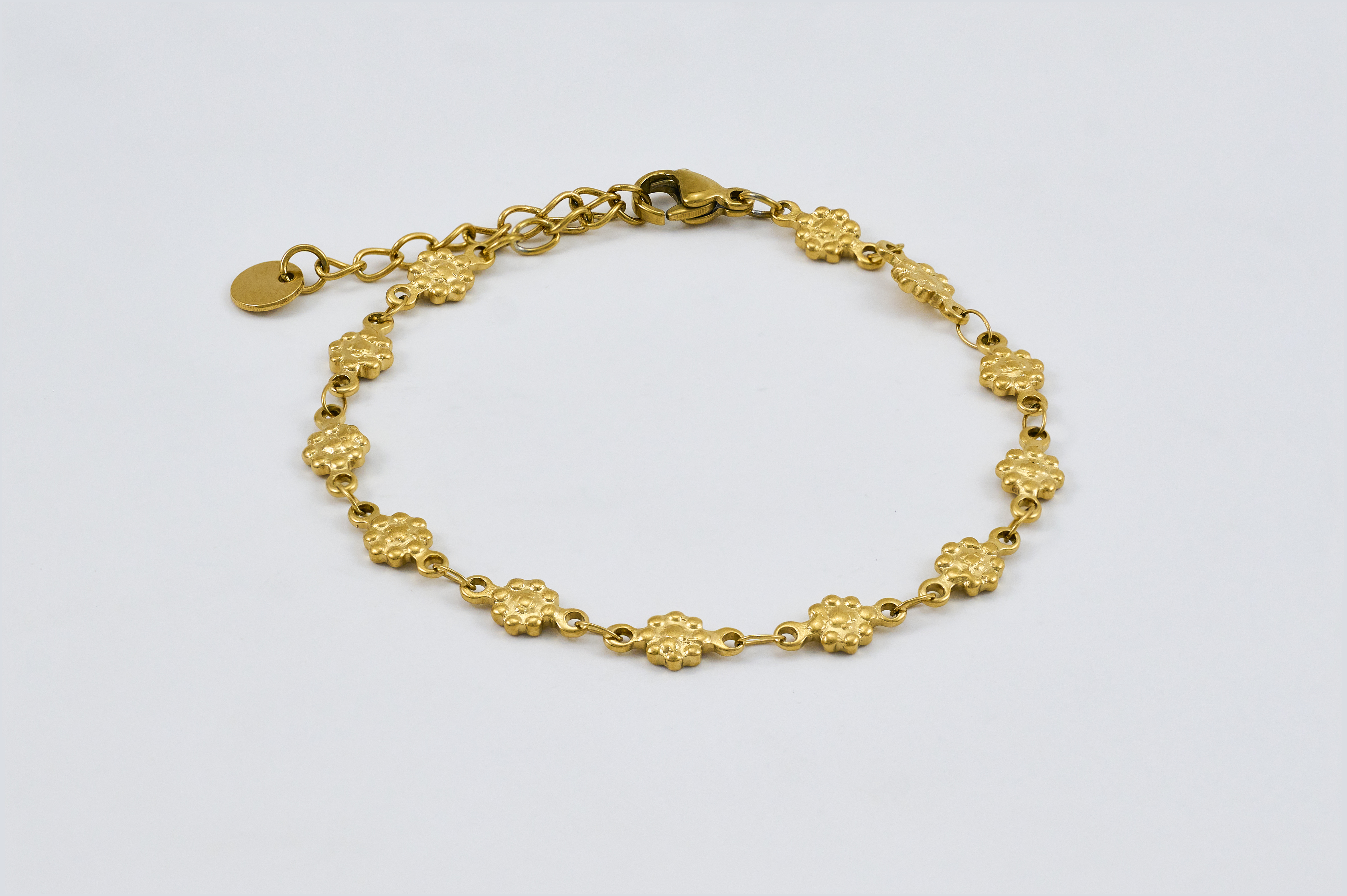 Gouden armband met kleine bedels en fijne schakels