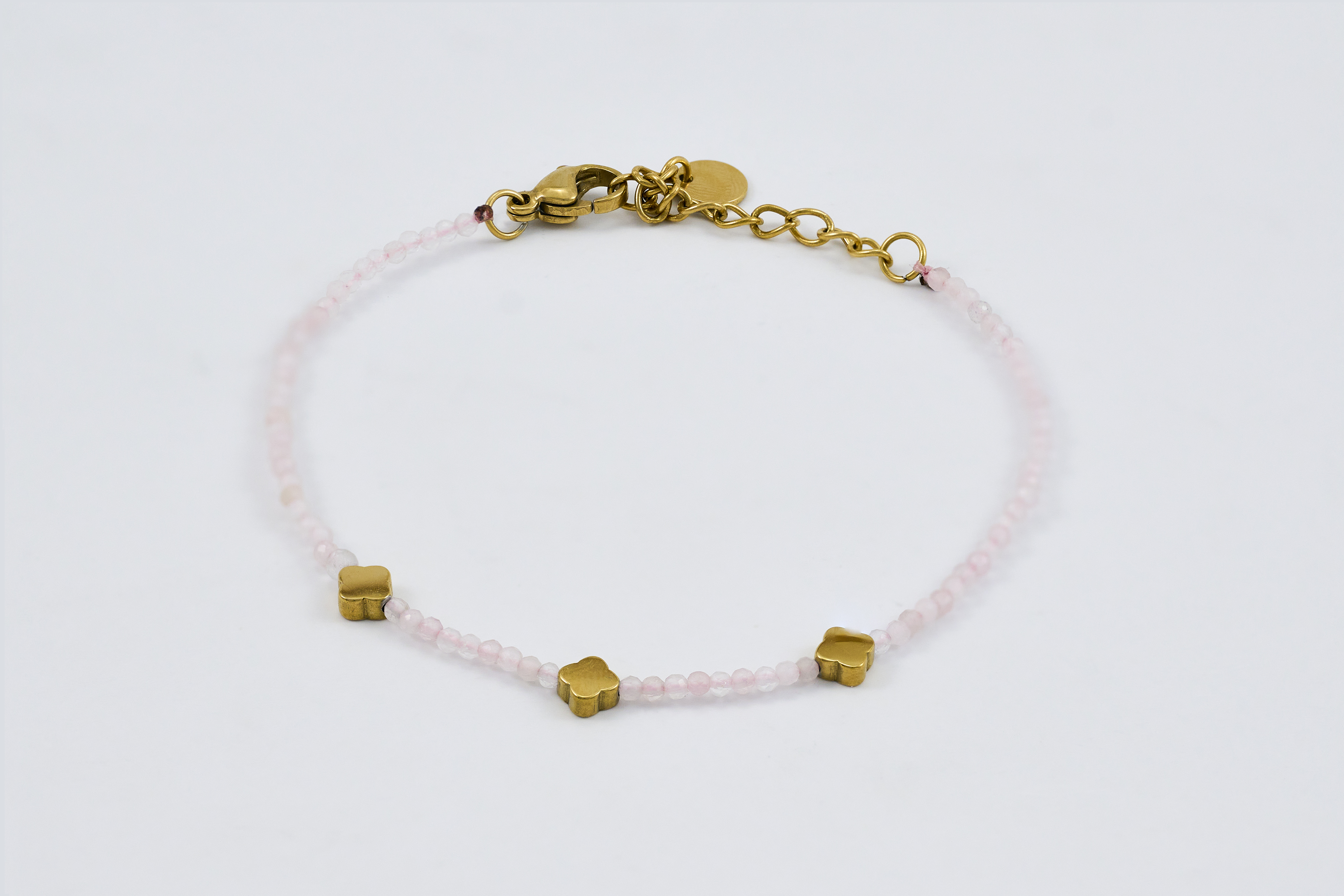 Gouden armband met roze kralen en gouden accenten