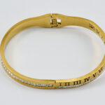 Gouden armband met subtiele ingelegde steentjes en luxe uitstraling