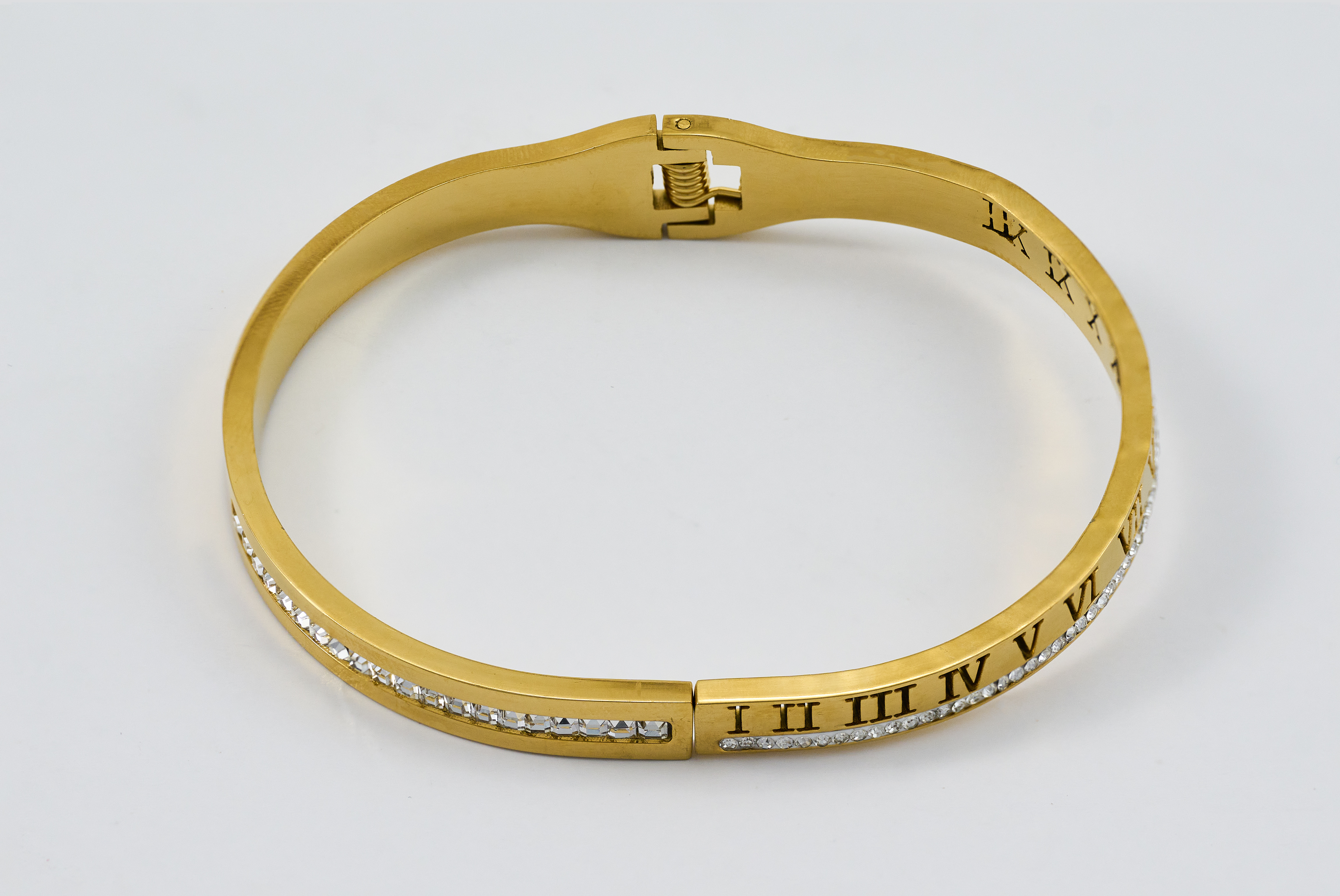 Gouden armband met subtiele ingelegde steentjes en luxe uitstraling