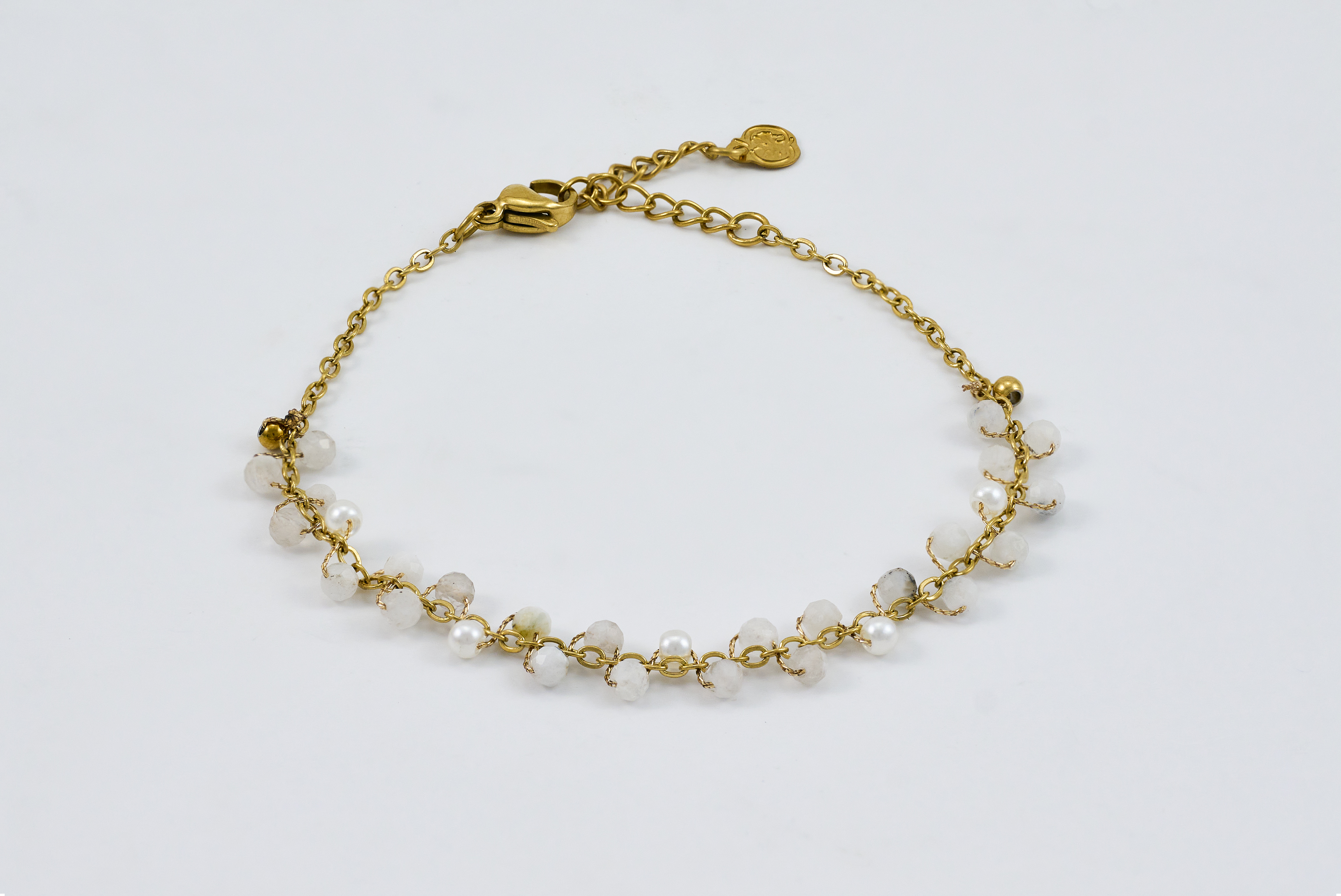 Gouden armband met transparante kralen en elegante details