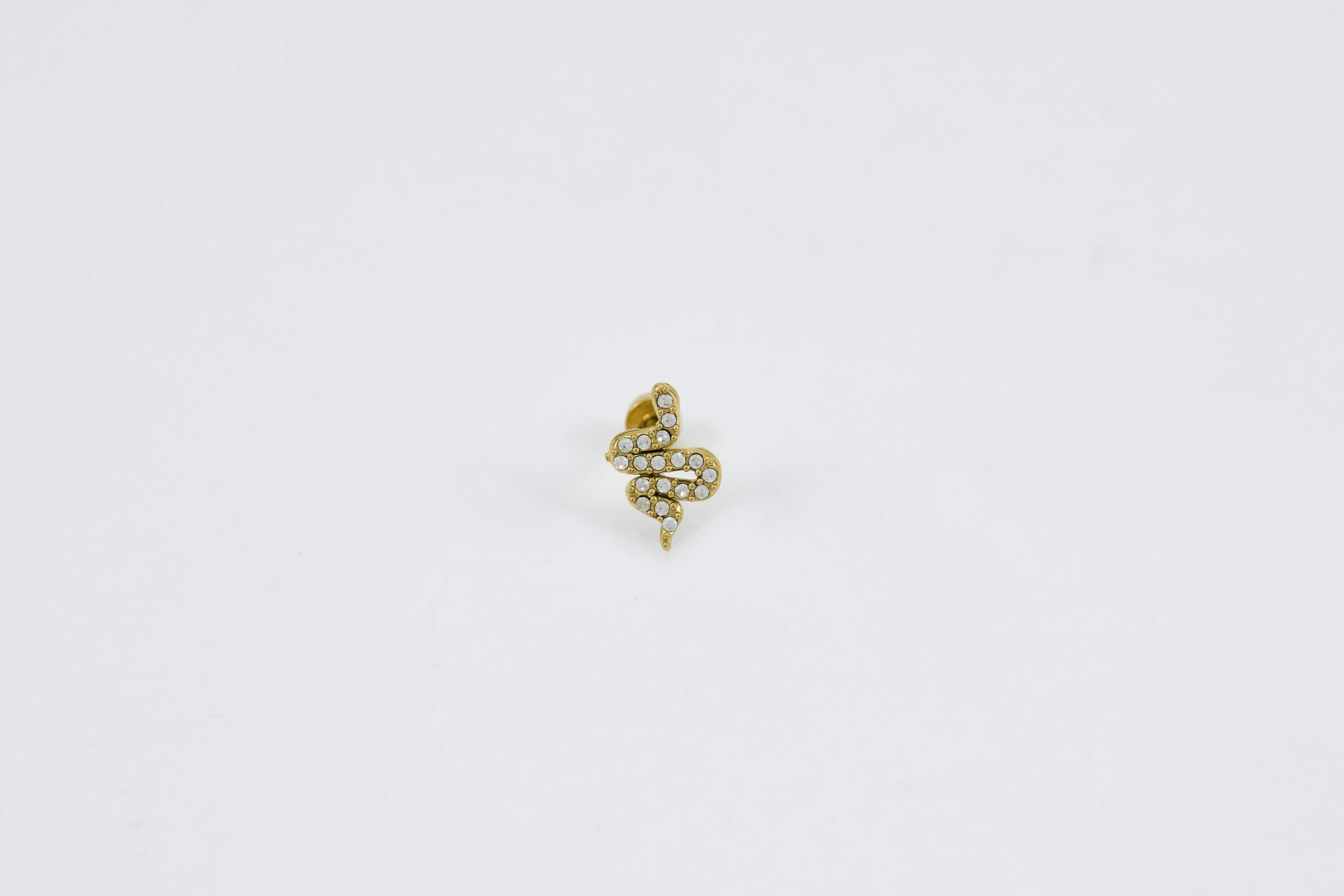 Gouden bloemvormige oorbelpiercing