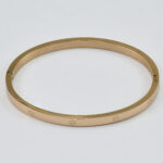 Gouden minimalistische bangle met een gladde afwerking