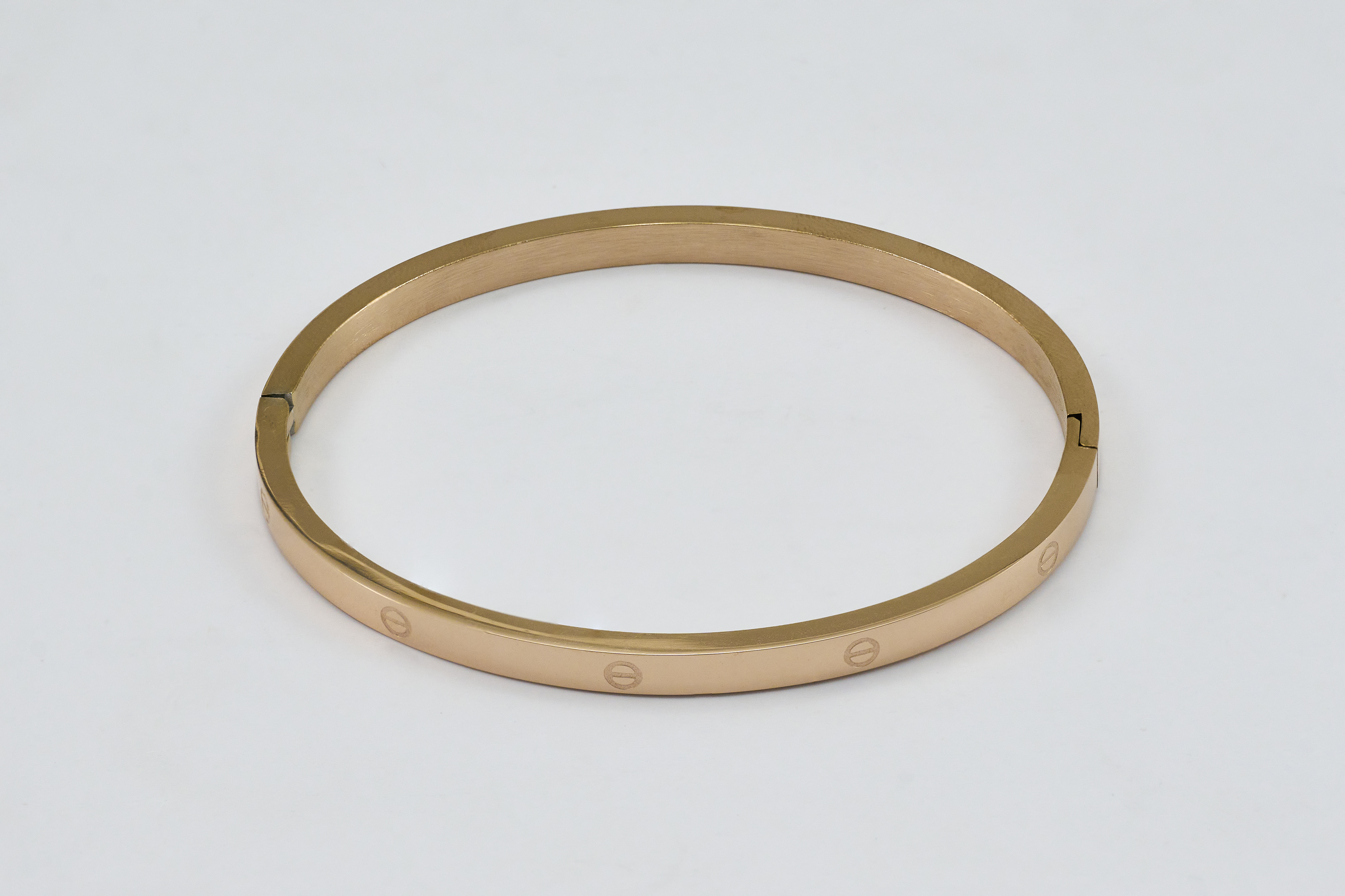 Gouden minimalistische bangle met een gladde afwerking