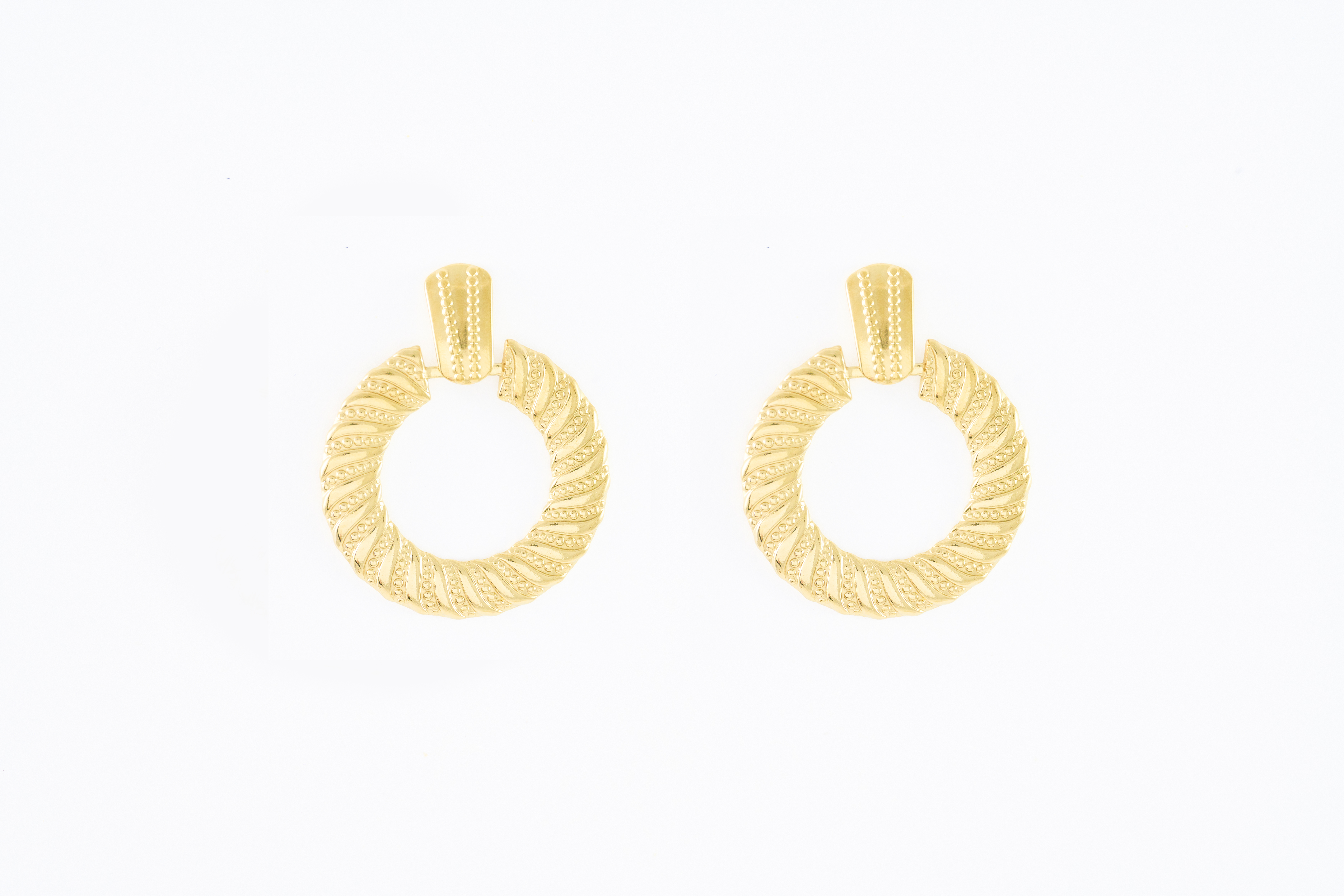 Gouden oorbellen met cirkel en ribbelrand