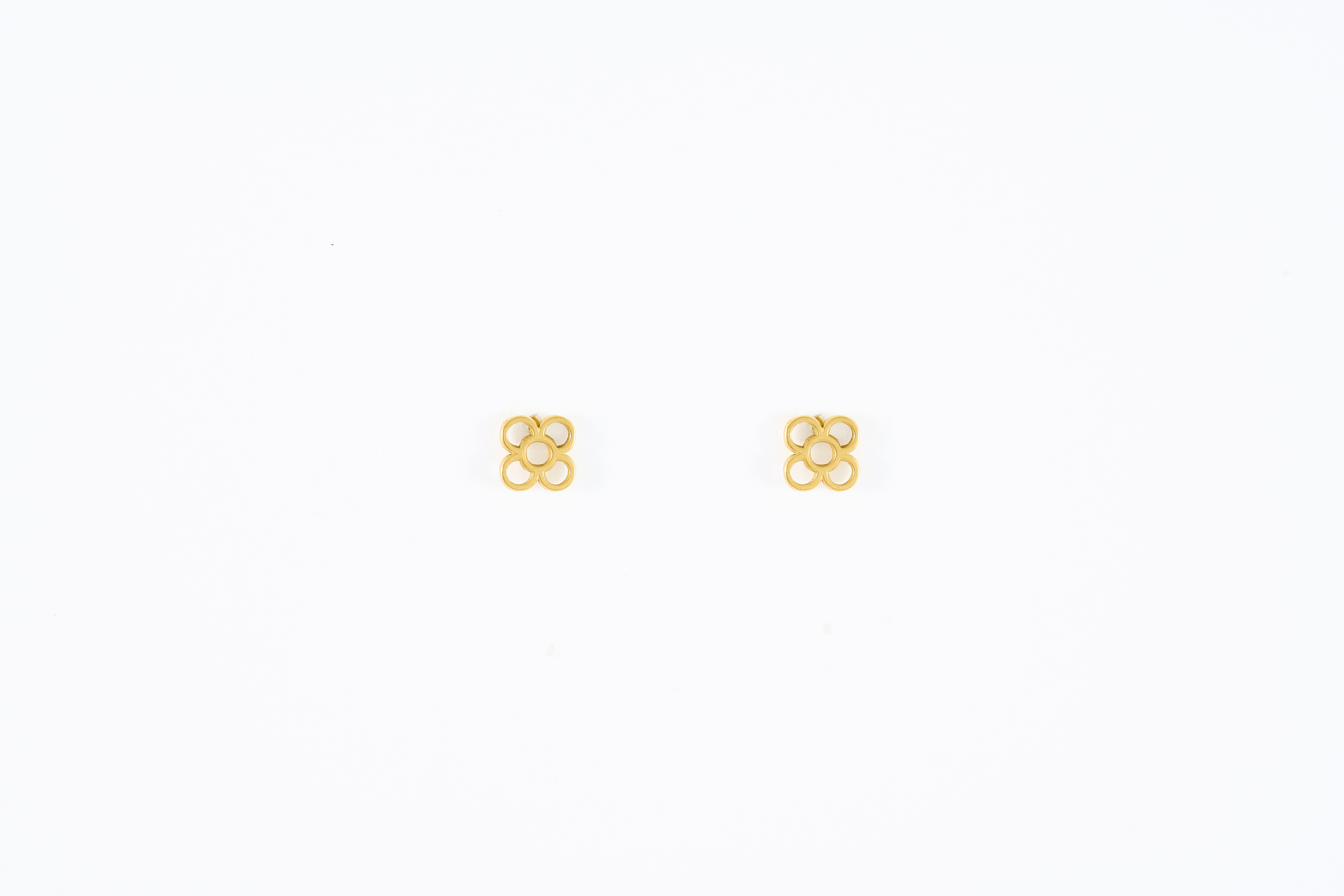 Gouden oorbellen met klaver patroon