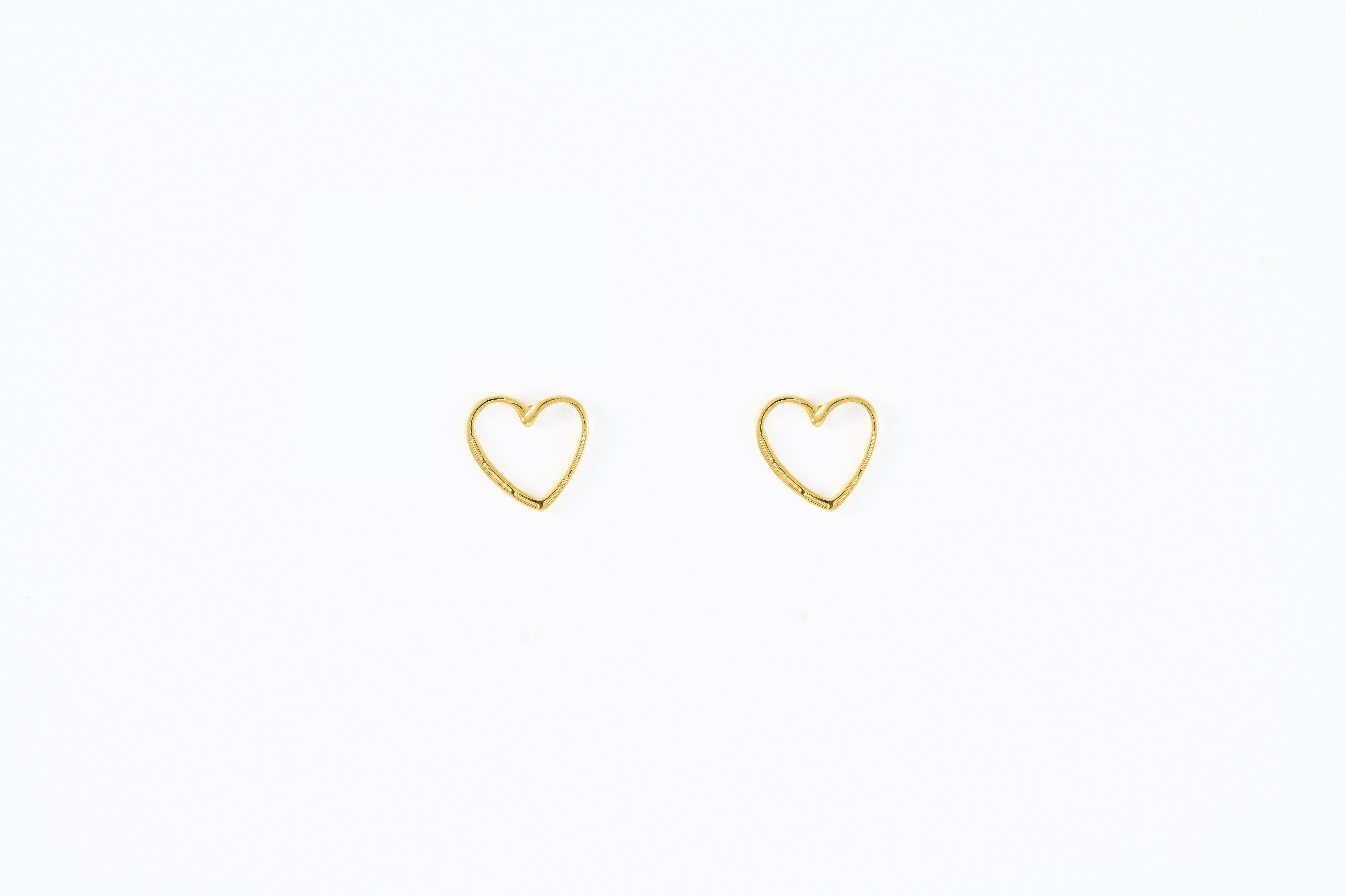 Gouden oorstekers met kleine hartjes