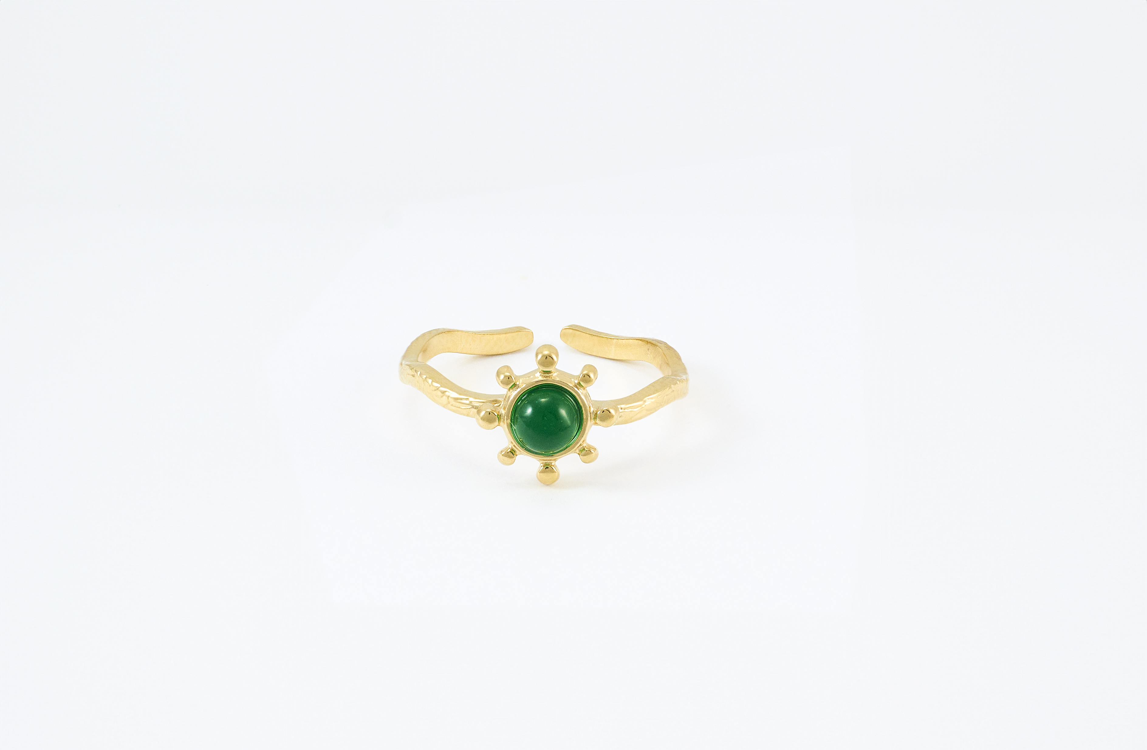 Gouden ring met groene edelsteen