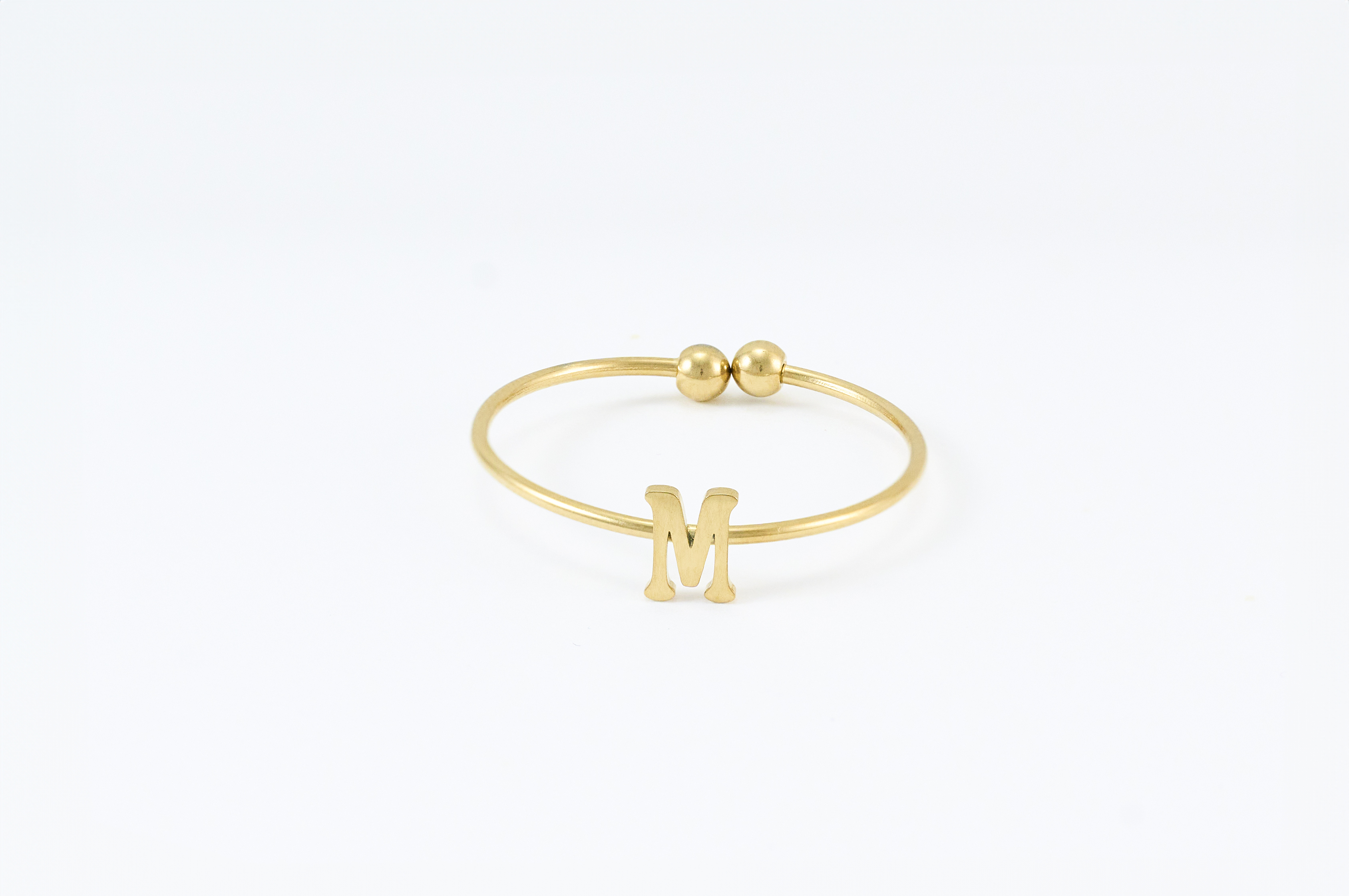 Gouden ring met initiaal "M"