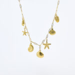 Ketting met gouden schelpjes en hangende bedels