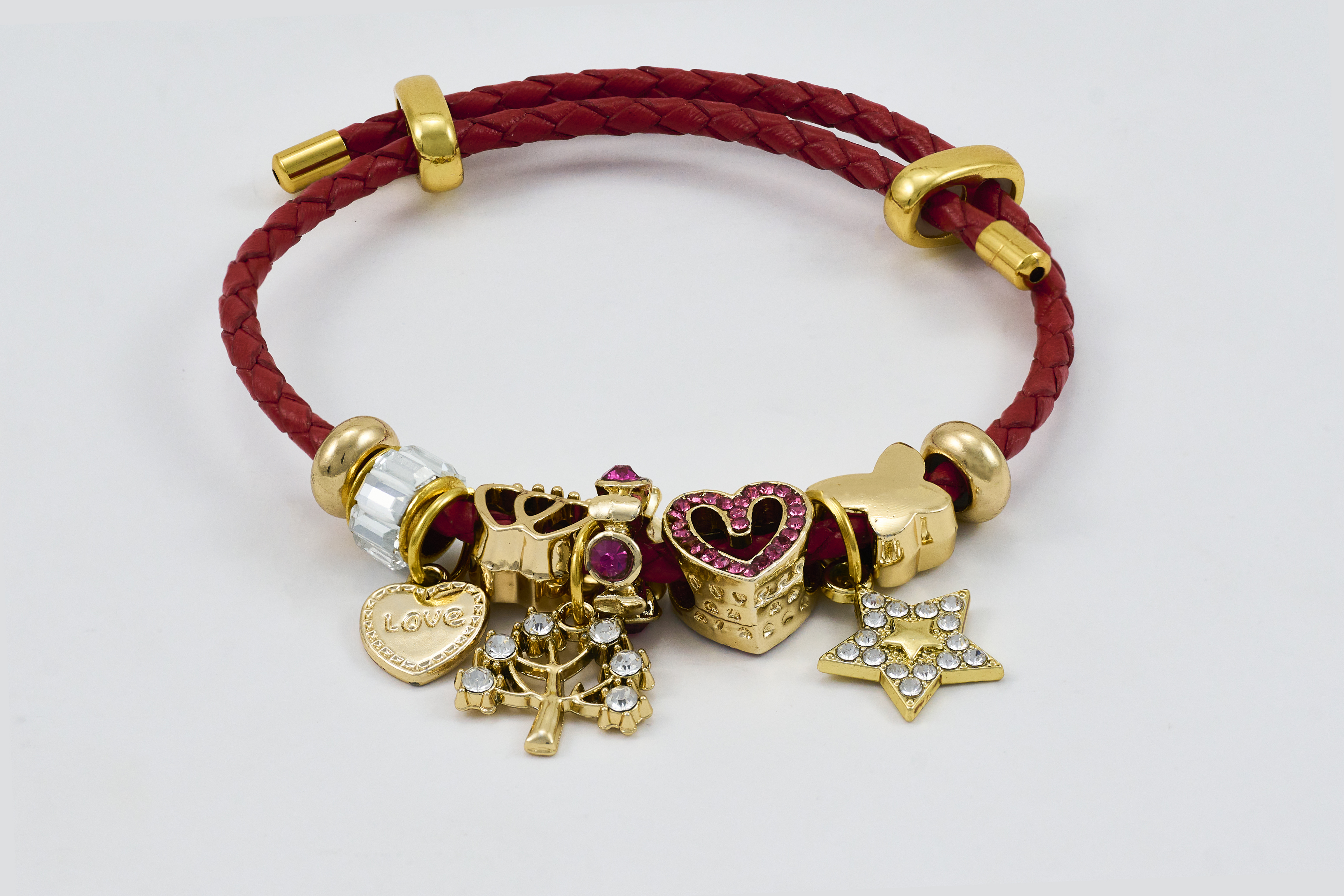 Rode koordarmband met gouden bedels en verfijnde afwerking