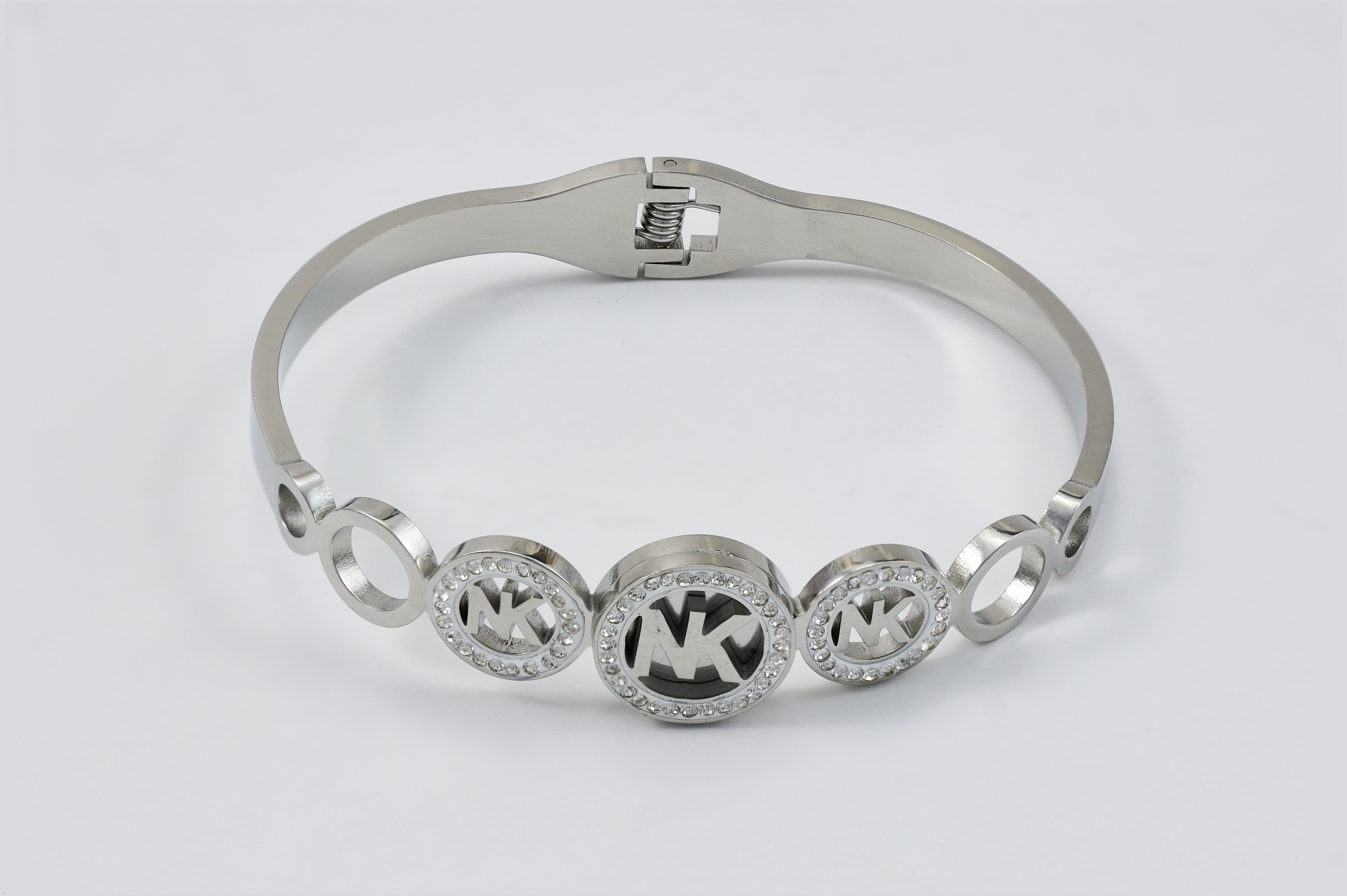 Strakke zilveren armband met subtiele gravure