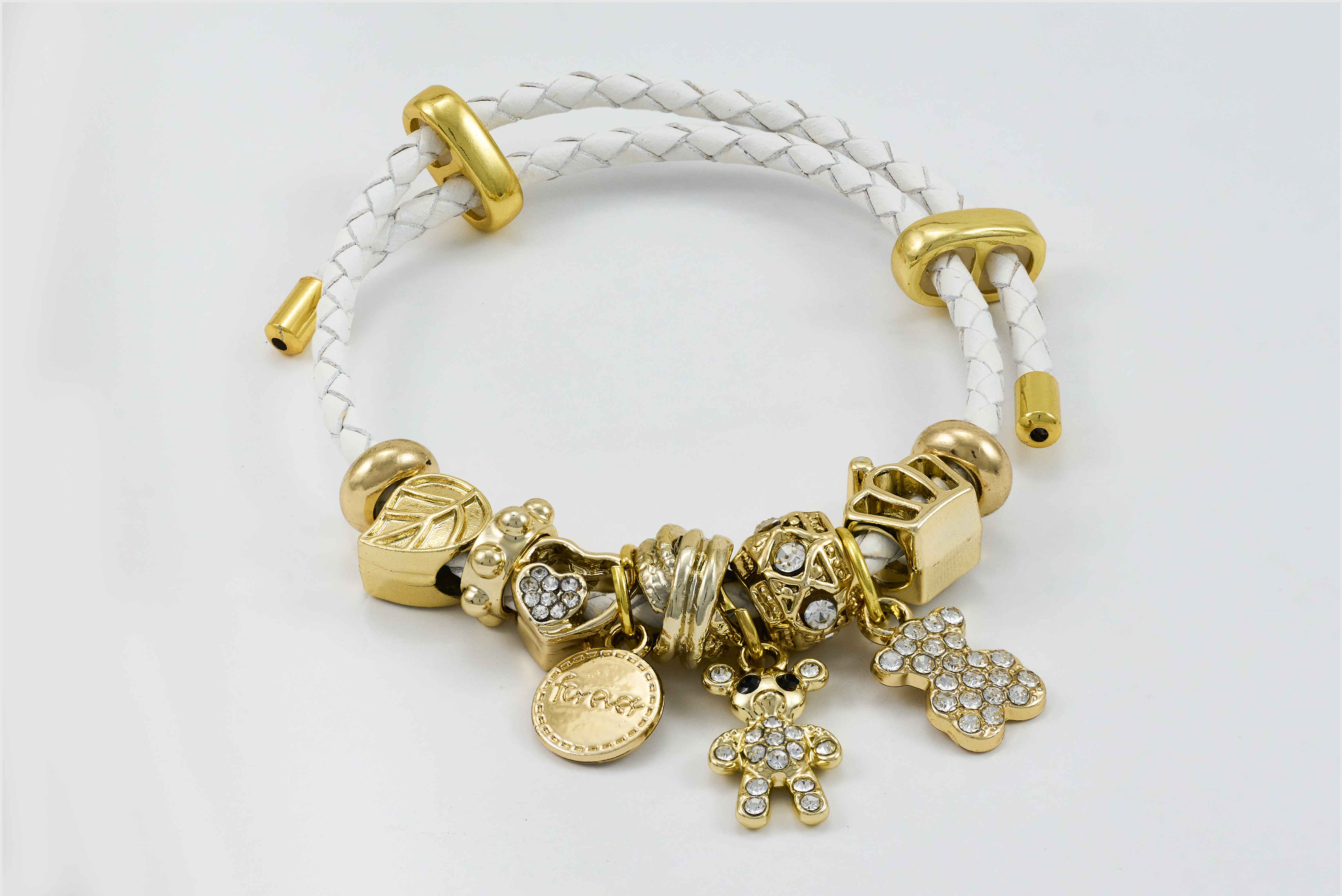 Witte koordarmband met witte parelbedels en klassieke uitstraling