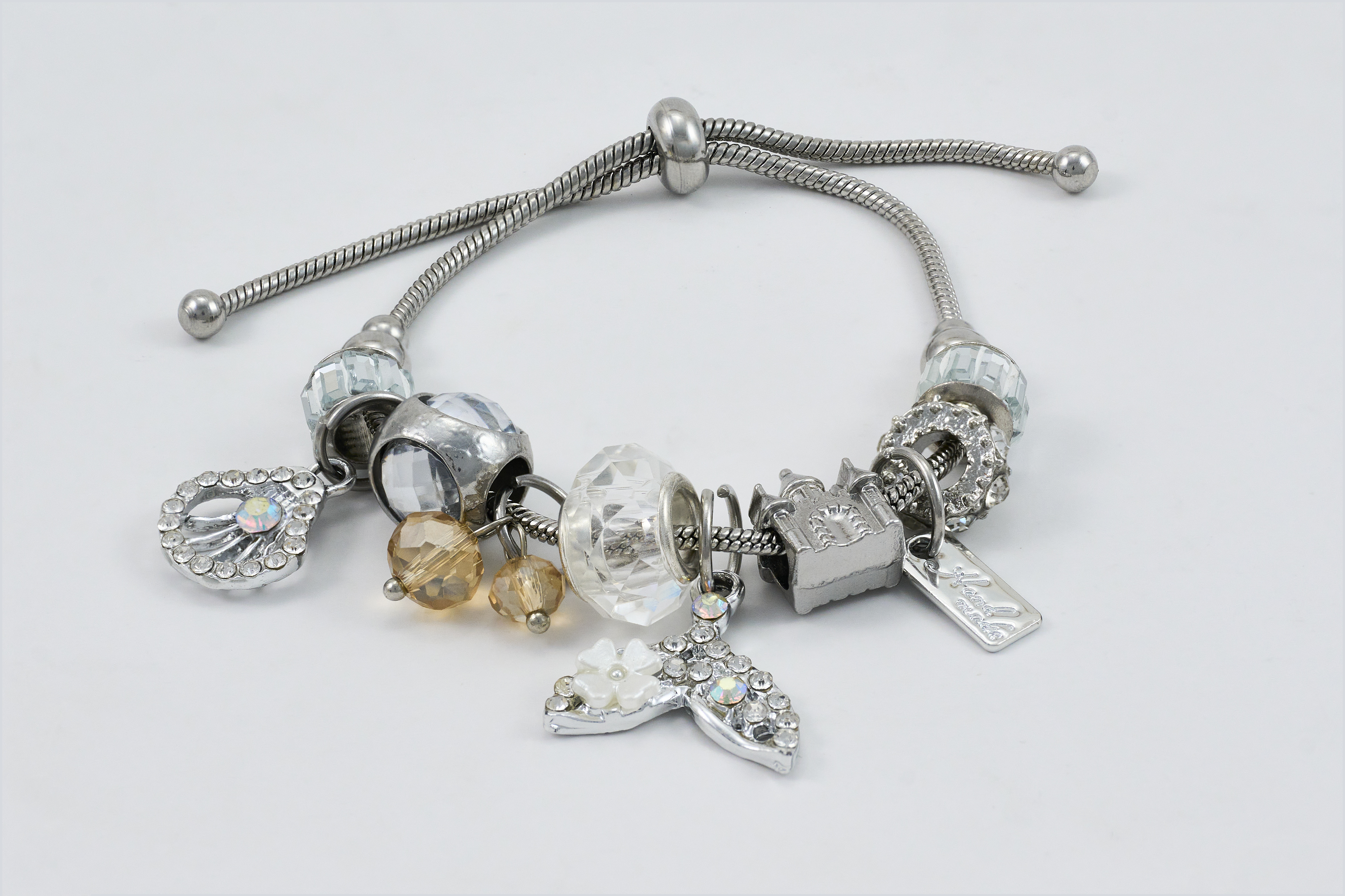 Zilveren armband met bedels en kristallen accenten