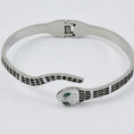 Zilveren armband met kronkelende slang en zwarte steentjes