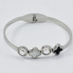 Zilveren armband met wit en zwart plusjes