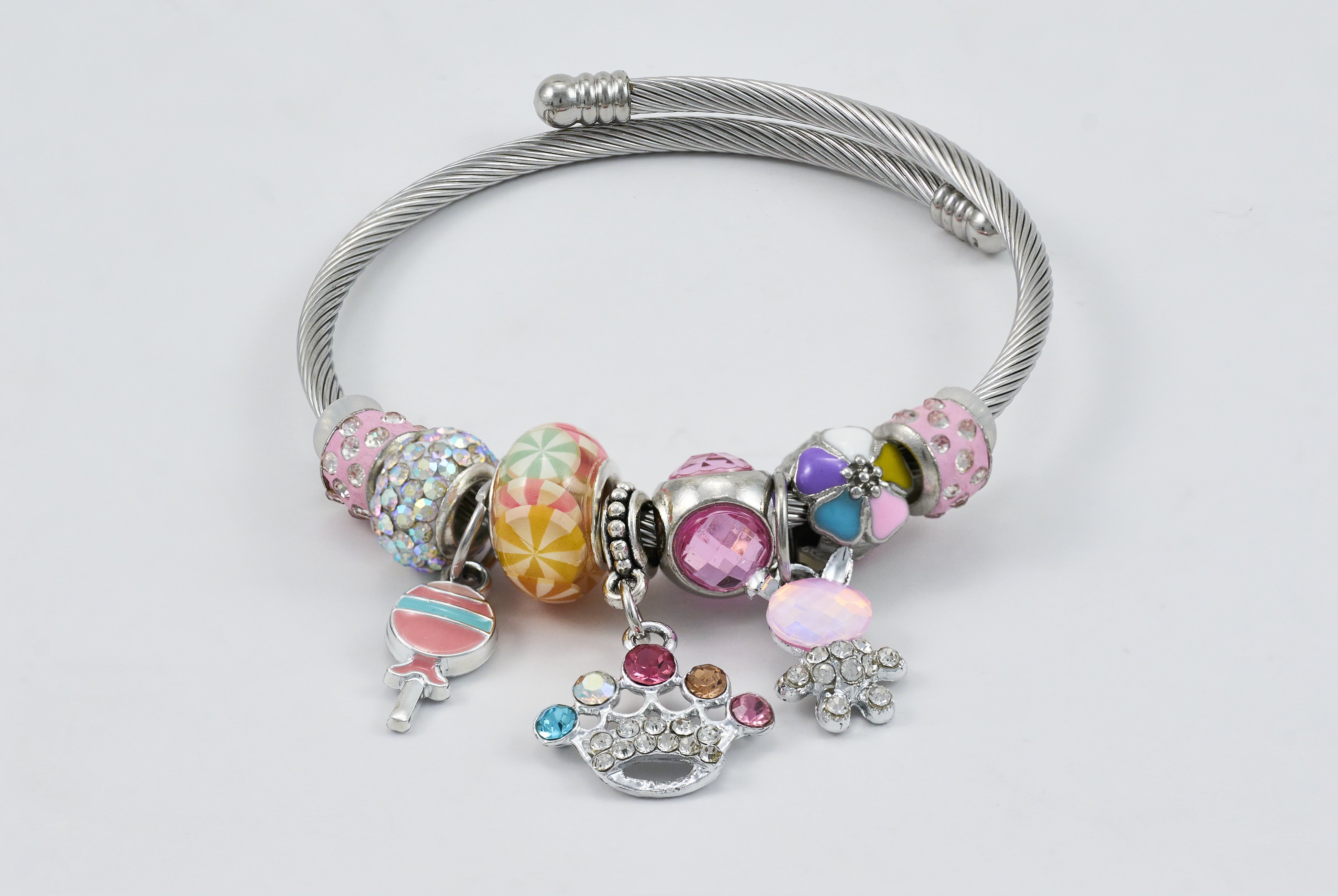 Zilveren bedelarmband met kleurrijke kralen en details