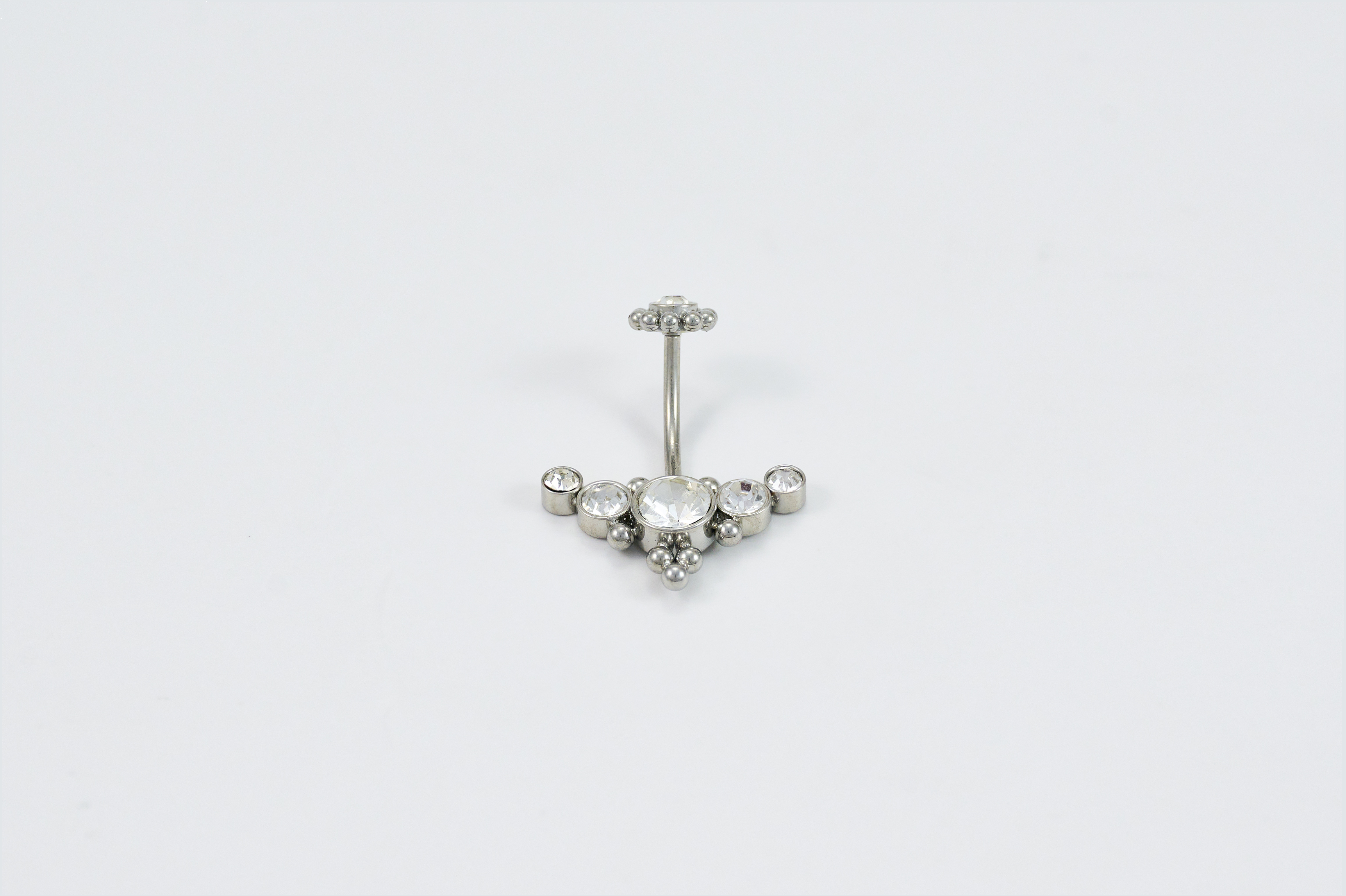 Zilveren buikpiercing met sprankelende steentjes