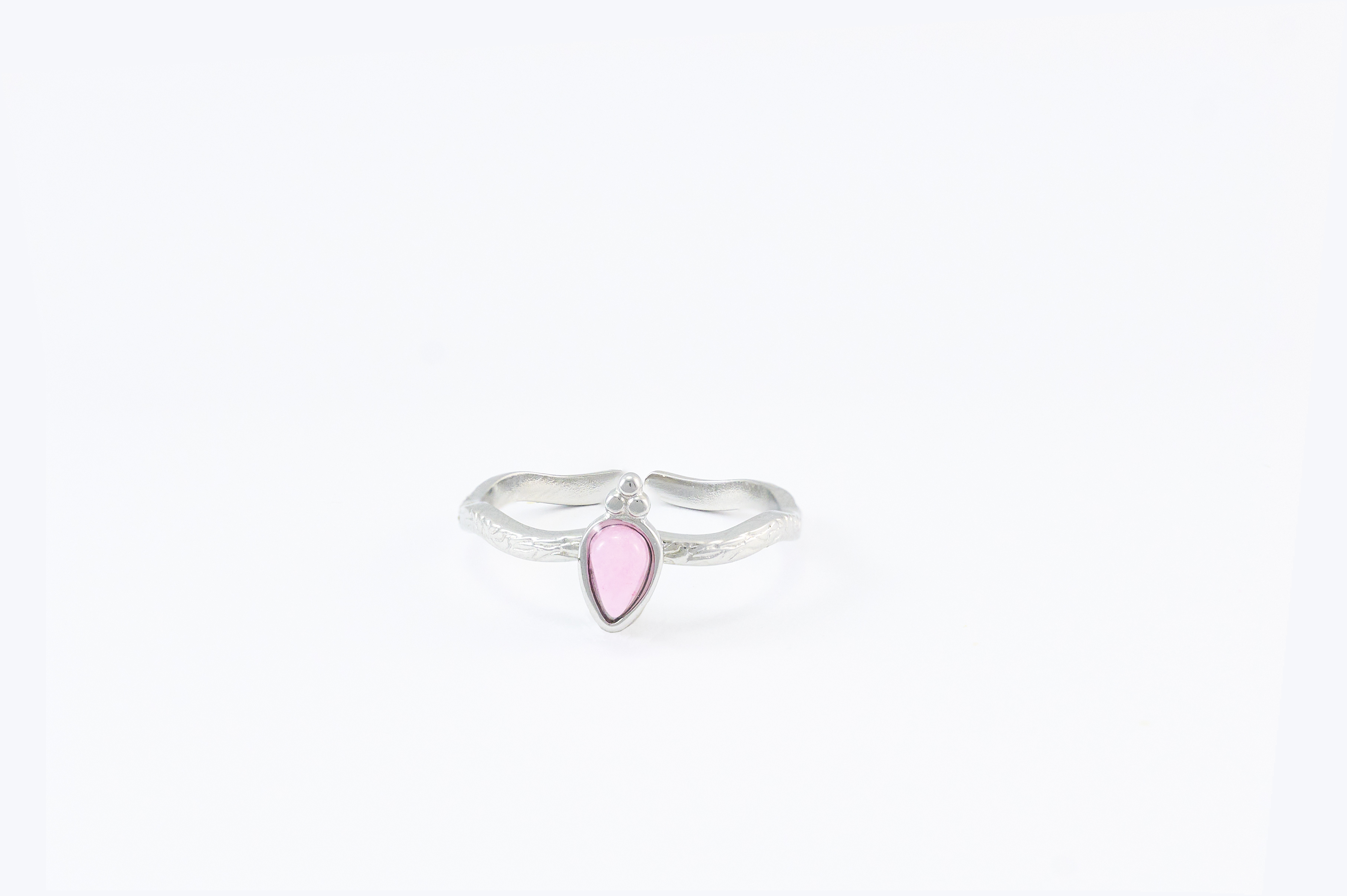 Zilveren ring met roze hartje