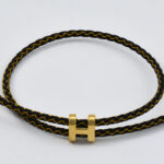 Zwarte armband met gouden bedels en luxe details