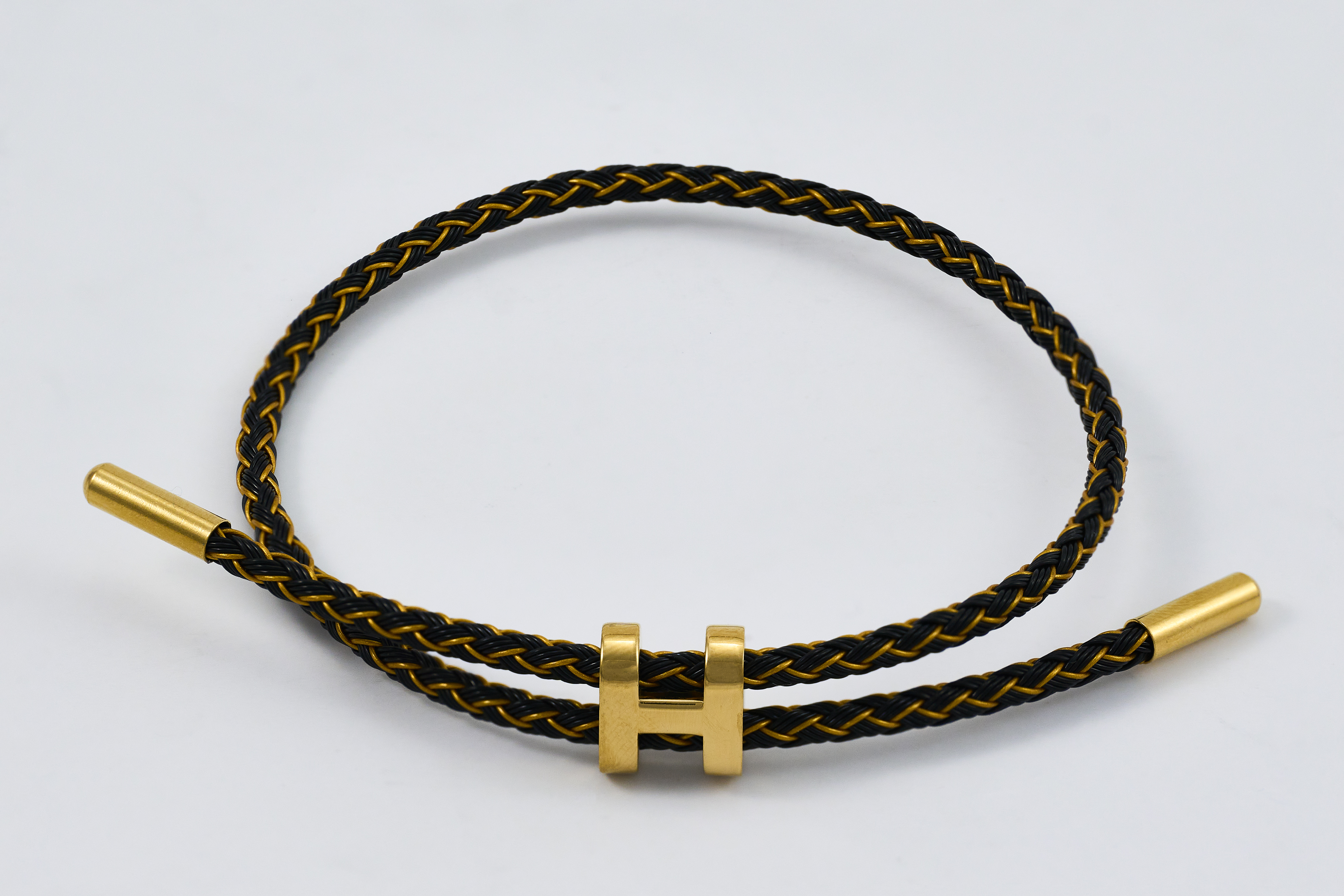 Zwarte armband met gouden bedels en luxe details