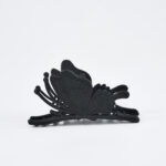 Zwarte haarclip met bloemenaccenten